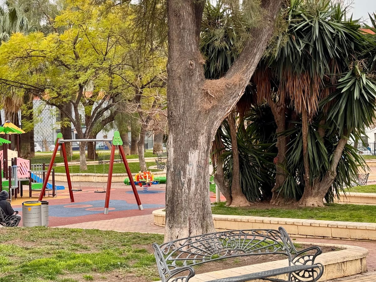 Vecinos de Las 300 de Elda se movilizan y reúnen más de 500 firmas para exigir más seguridad en el barrio