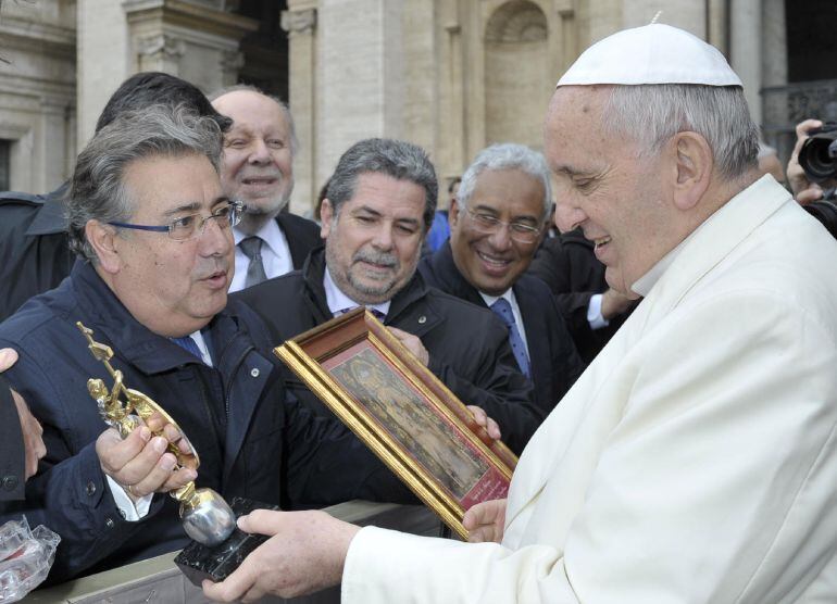 Juan Ignacio Zoido le entrega al Pontífice un Giraldillo y un cuadro de la Virgen de la Antiguo, la advocación a la que se encomendó Magallanes antes de iniciar su travesía