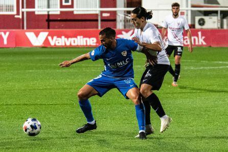 Rodri protege el balón ante la presión de un contrario