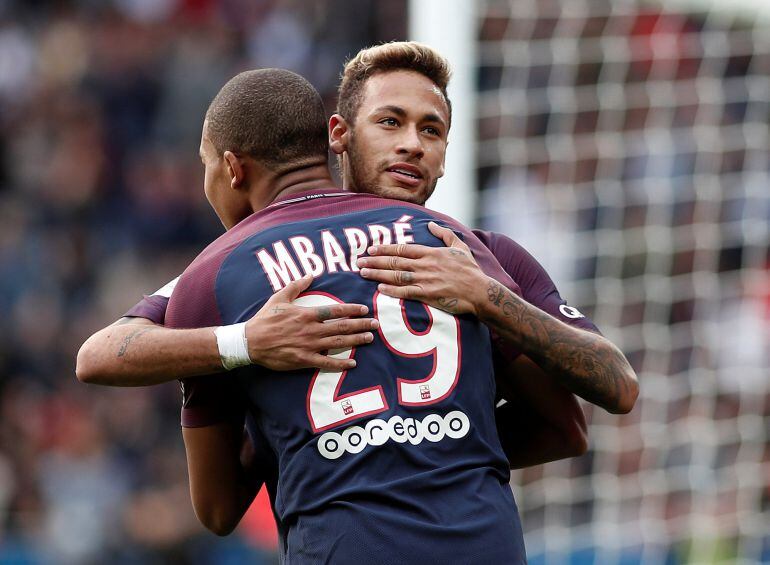 Mbappé y Neymar se felicitan después de un gol con el PSG