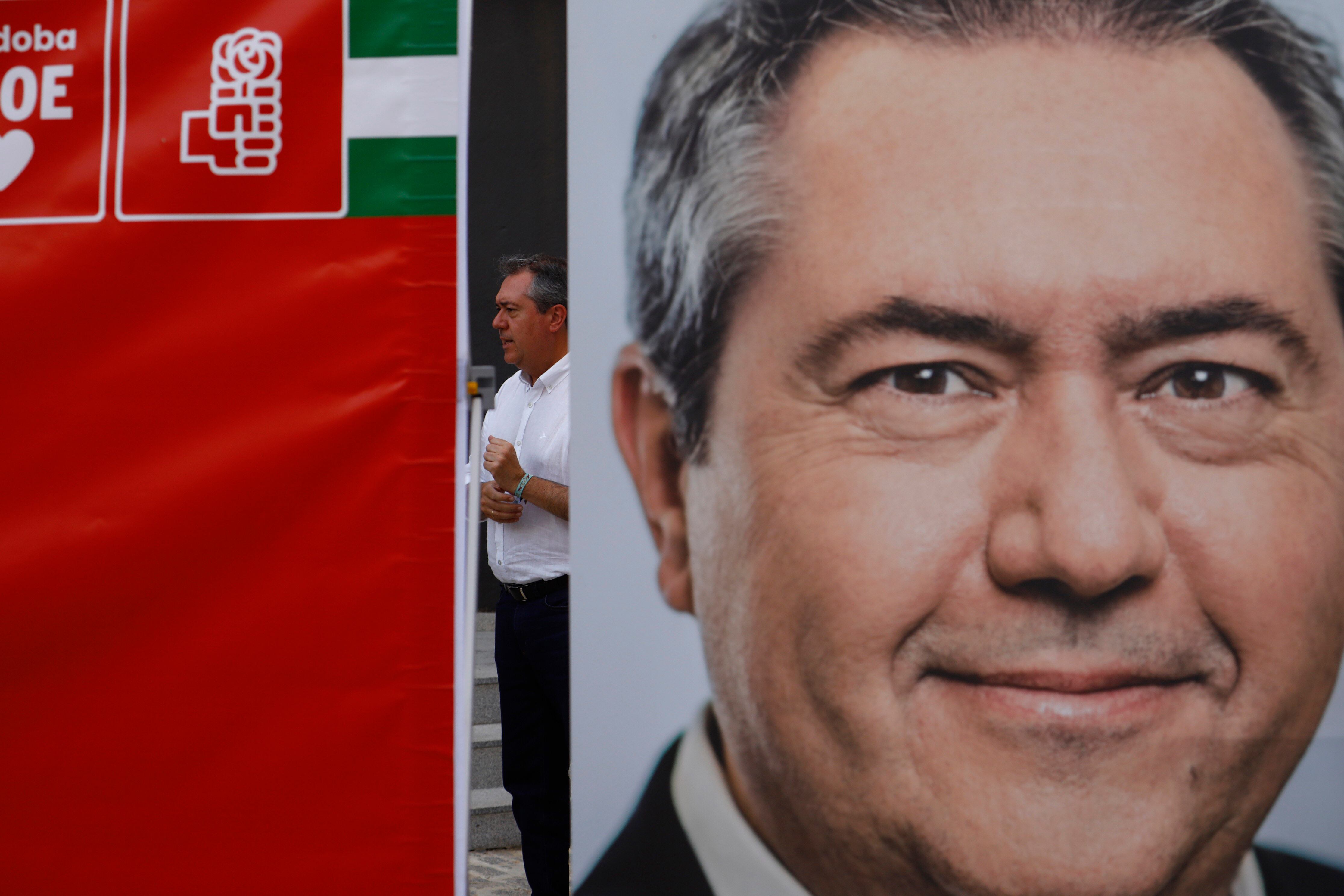 POZOBLANCO (CÓRDOBA, 11/06/2022.- El candidato del PSOE a la junta de Andalucía Juan Espadas durante un encuentro mantenido con ganaderos del Valle de los Pedroches, este sábado en Pozoblanco. EFE/Salas
