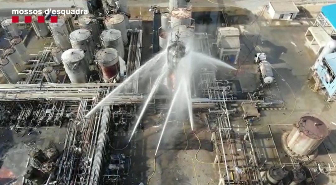 Imagen aérea de la extinción del incendio en la empresa química de Tarragona.