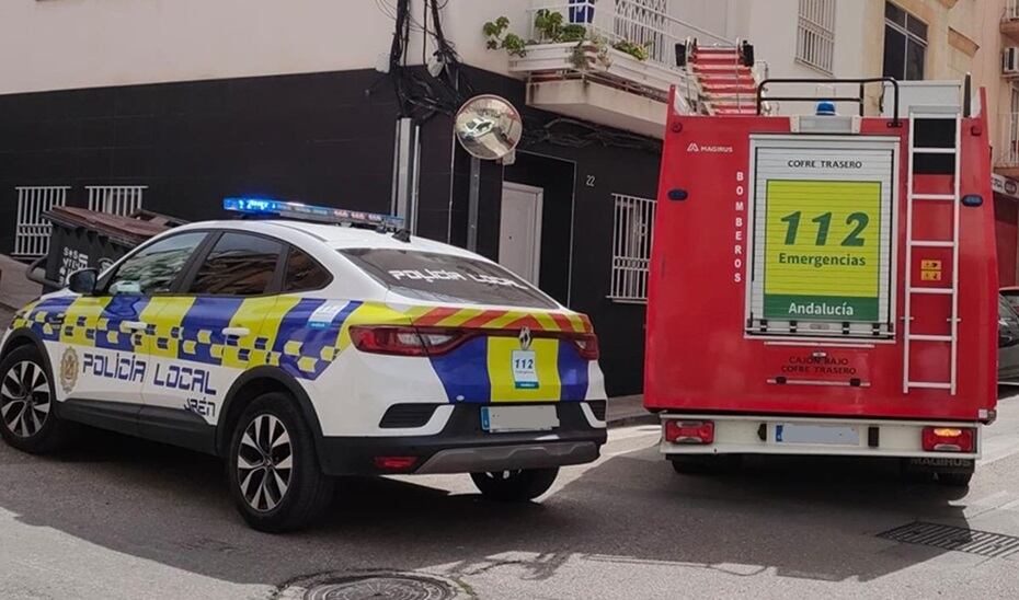 Una unidad de la Policía Local y un coche de Bomberos de Jaén.