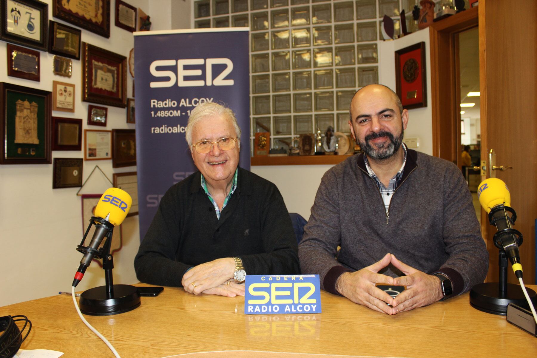 Paco Aznar y David Ponsoda, en el estudio central de Radio Alcoy