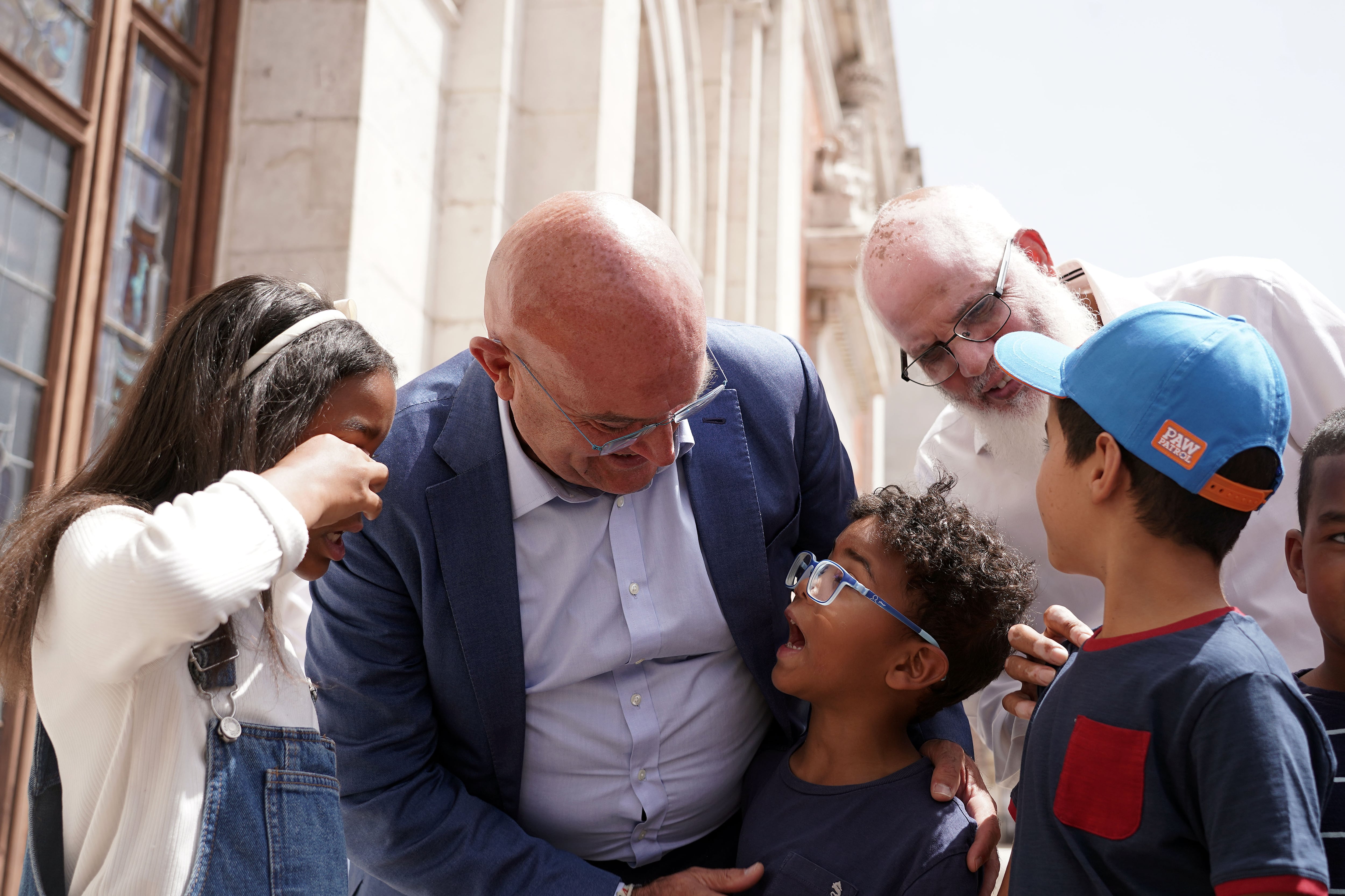 El alcalde de Valladolid, Jesús Julio Carnero, recibe a los niños saharauis