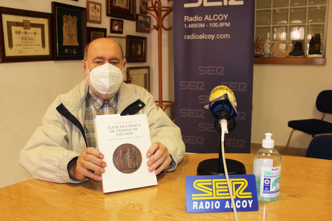 José María Soriano muestra la publicación del libro