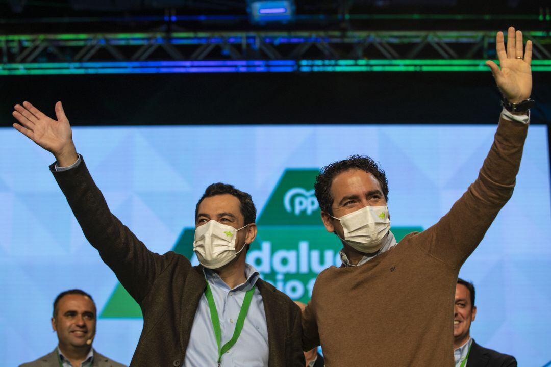 El Secretario General del PP, Teodoro Garcia Egea, junto al presidente de la Junta de Andalucía, Juanma Moreno, en el XVI Congreso Autonómico del PP Andaluz que se está desarrollando este fin de semana en el Palacio de Congreso de Granada. 