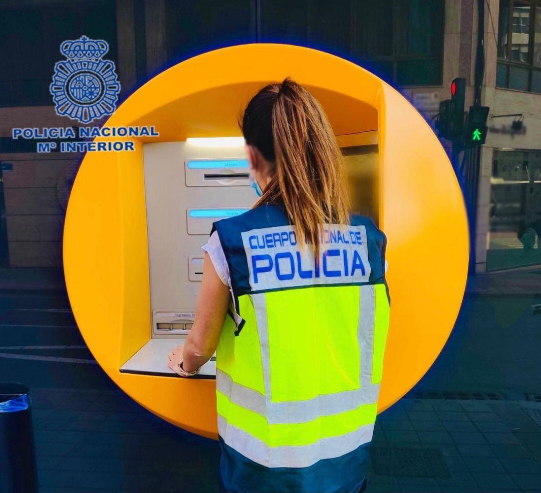 Agente de policía en un cajero de un banco