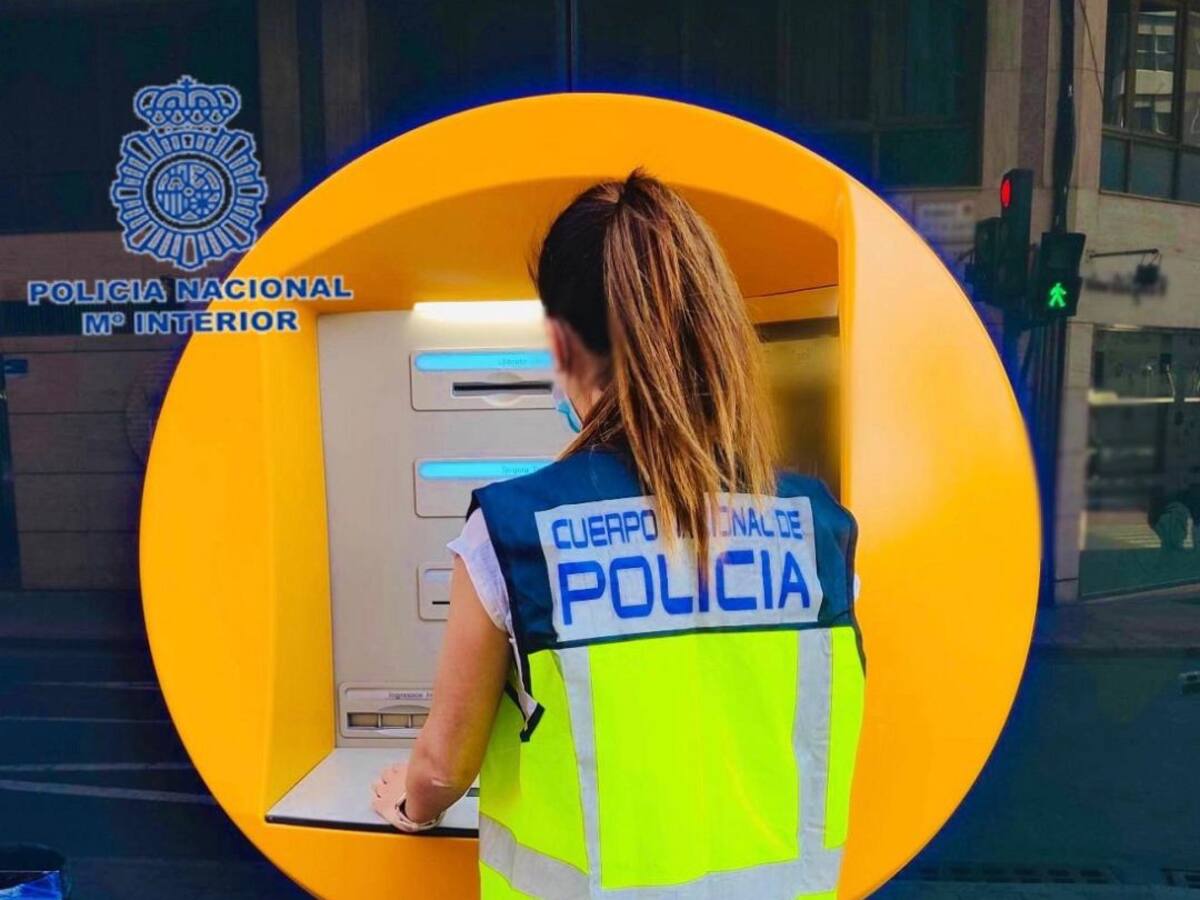 La Policía Nacional detiene a dos personas por robar con el timo de 'la siembra'