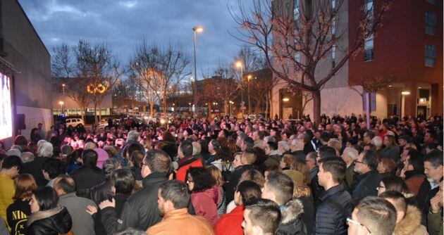 Gente a las puertas del Conservatorio Marcos Redondo, que no pudo acceder al interior.