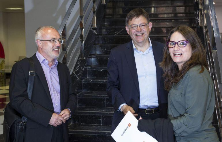 Los candidatos a la Presidencia de la Generalitat del PSPV, Ximo Puig (c); Compromís, Mónica Oltra; y Podemos, Antonio Montiel; posan antes de la primera reunión a tres bandas, convocada por este último partido, para ver qué posibilidades hay de llegar a acuerdos en la Comunitat Valenciana ante los resultados electorales del pasado 24M