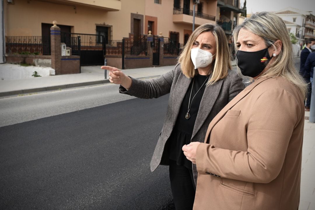 La consejera de Fomento, Marifrán Carazo, y la alcaldesa de Las Gabias, Maria Merinda Sábada, durante la visitas a las obras que está realizando la Junta en el municipio granadino