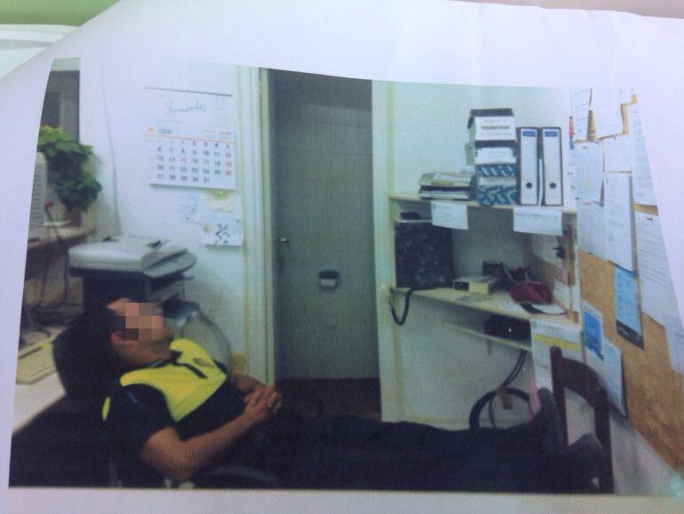 Imatge d'un policia local de Cadaqués dormint a les dependències del cos