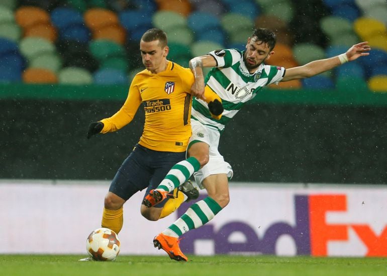 Antoine Griezmann disputa un balón durante el encuentro entre el Sporting de Lisboa y el Atlético de Madrid.