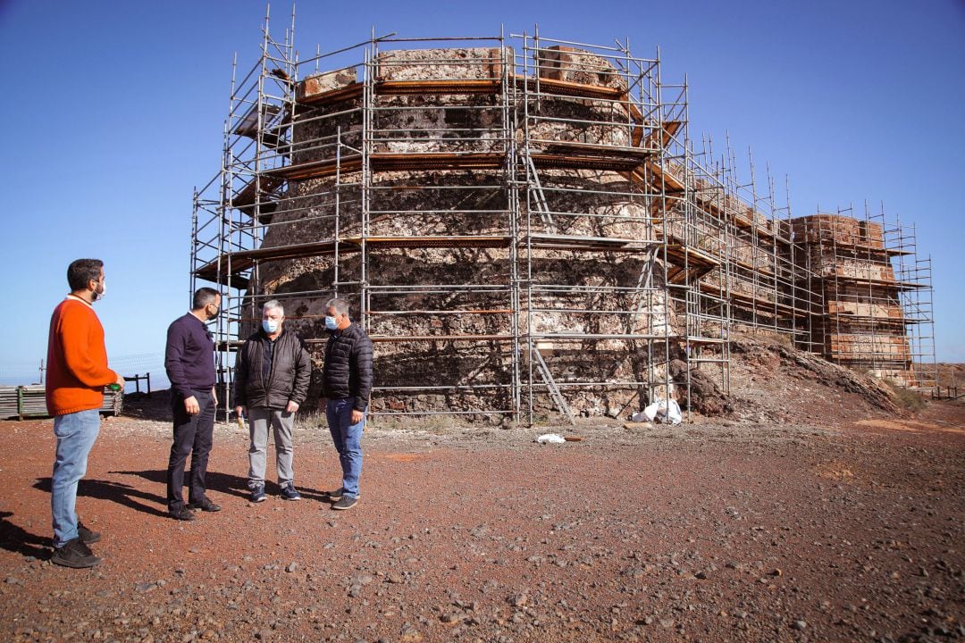 Oswaldo Betancort, alcalde de Teguise, en el exterior del castillo.