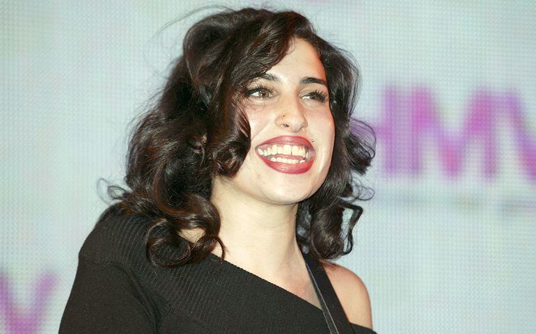 Amy durante la presentación de su primer disco en una tienda de Londres en 2004