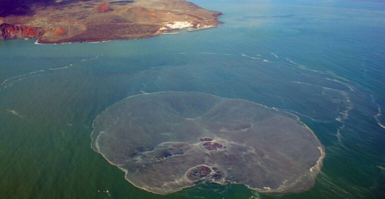 Las consecuencias en la superficie de la explosión del volcán submarino de El Hierro frente al pueblo de La Restinga, en el Mar de Las Calmas