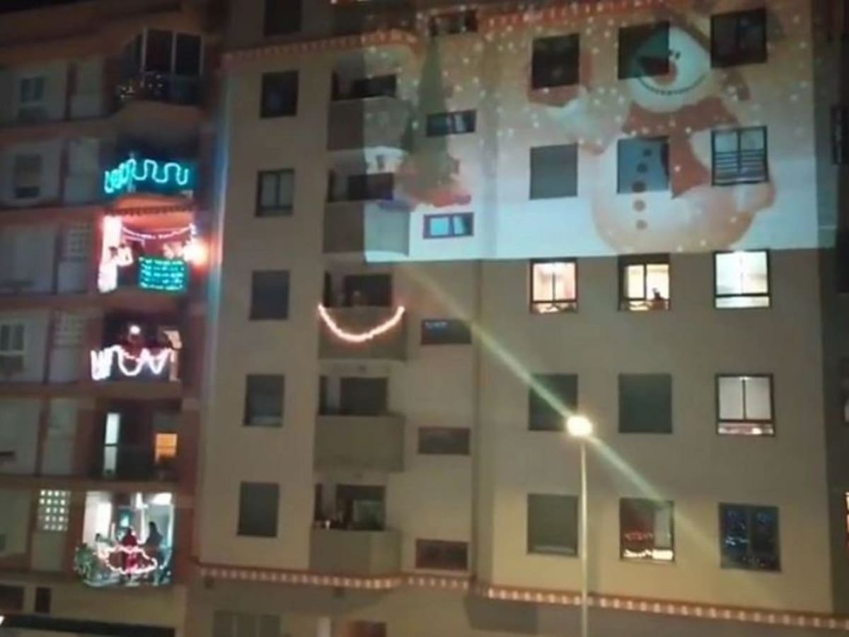 Los vecinos de la calle Benissuai de Gandia vuelven a sorprender con el encendido de las luces de Navidad