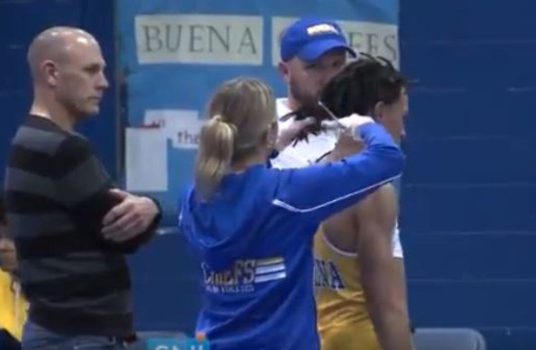 El estudiante tuvo que cortarse las rastas para continuar con el combate. 