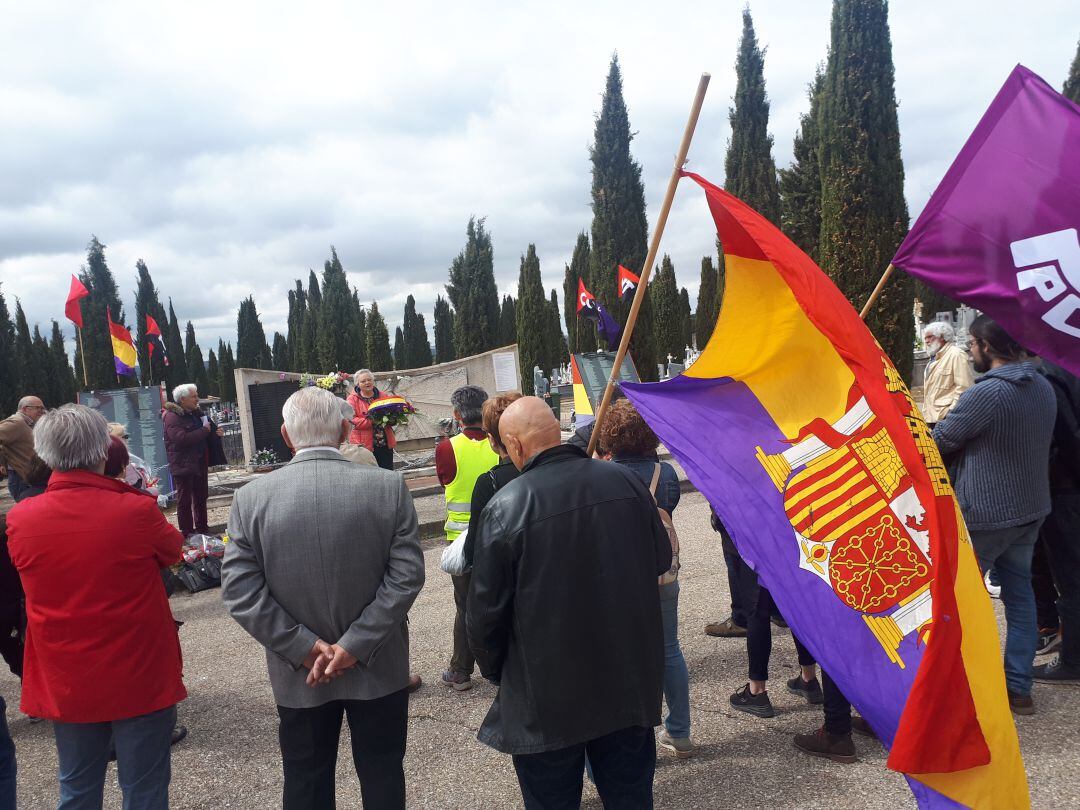 Los simpatizantes de la República se han dado cita en el monolito en homenaje a los víctimas del franquismo, ubicado en el cementerio.