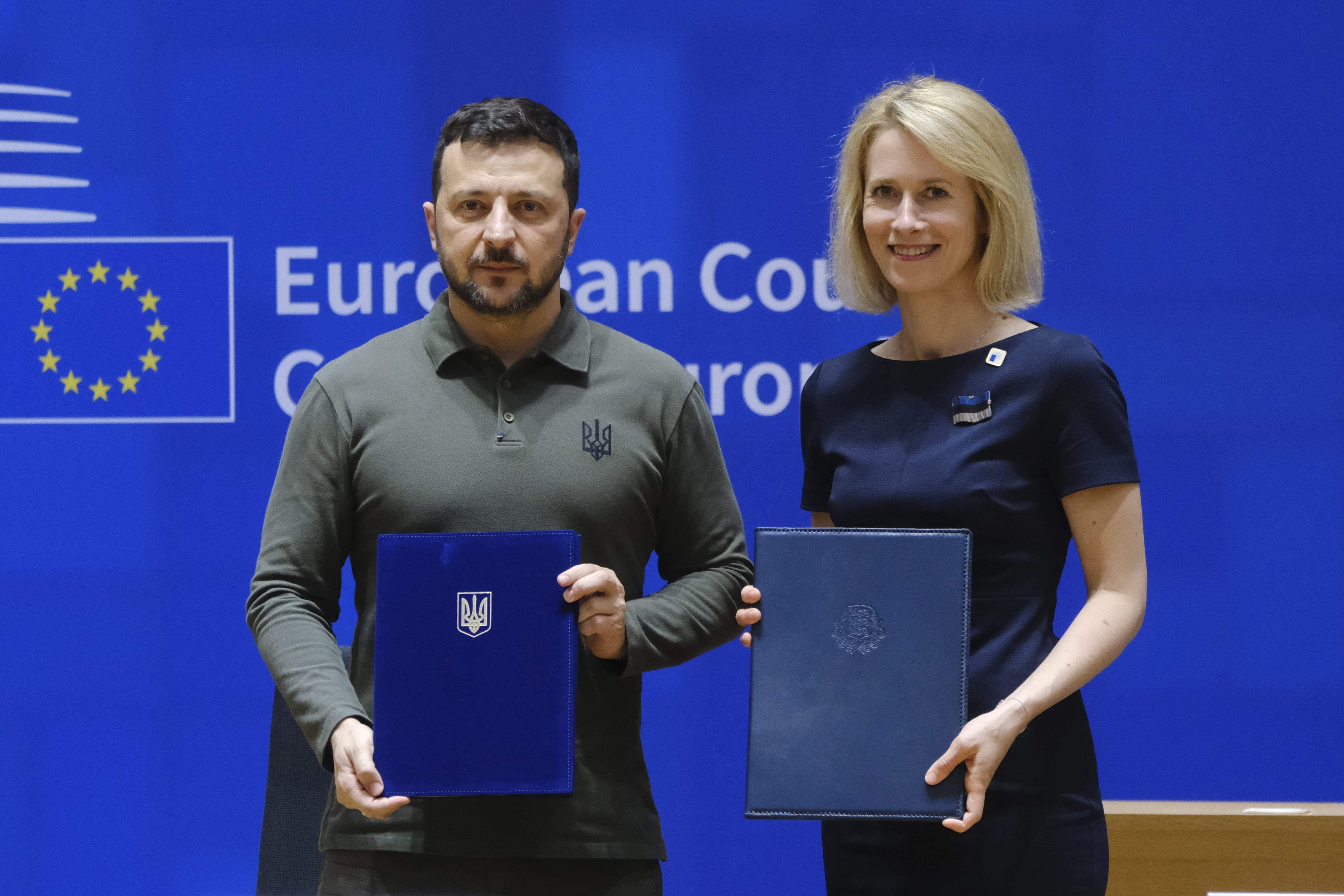 La dirigente propuesta como futura Alta Representante de la UE, Kaja Kallas, junto al presidente de Ucrania, Volodímir Zelenski, el pasado mes de junio en Bruselas