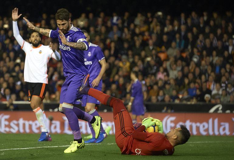 Alves coge la pelota ante Sergio Ramos