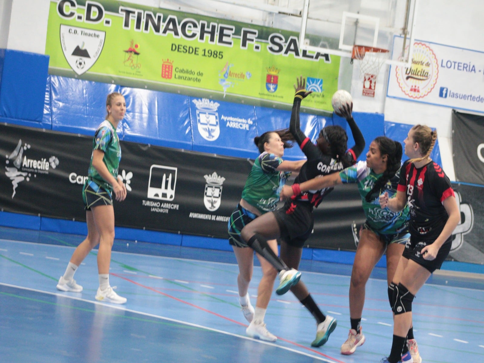 Una de las jugadas del derbi lanzaroteño de la División de Honor Oro Femenina de balonmano.