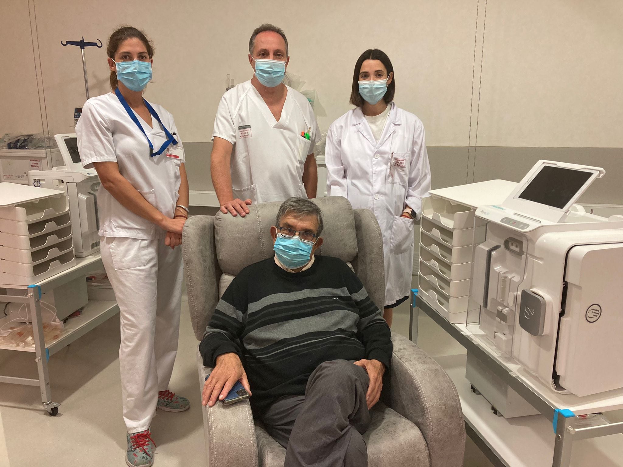 El equipo médico de la de Diálisis Domiciliaria del Hospital  Universitario Francesc de Borja de Gandia junto a uno de los pacientes.