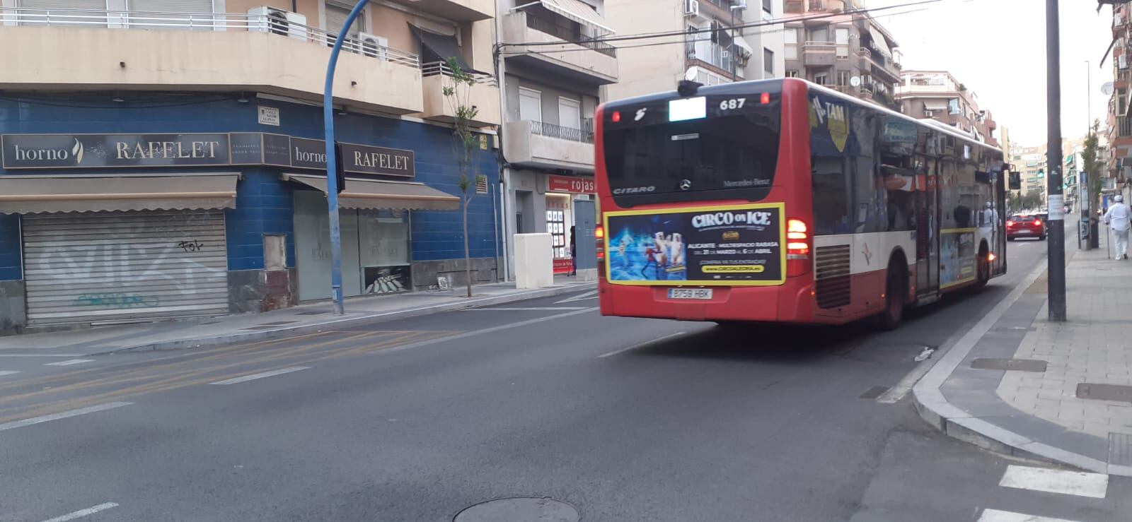 Socavones y agujeros que han aparecido en el asfalto por el paso de vehículos solo unos meses después de inaugurarse la avenida