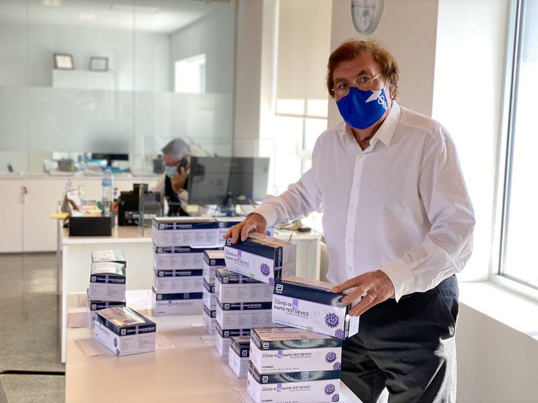 El presidente de la Federación Balear de Fútbol, Miquel Bestard, revisa los tests enviados por la RFEF.