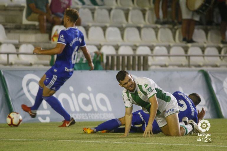 Javi Galán cae al suelo ante la entrada de un jugador del Oviedo