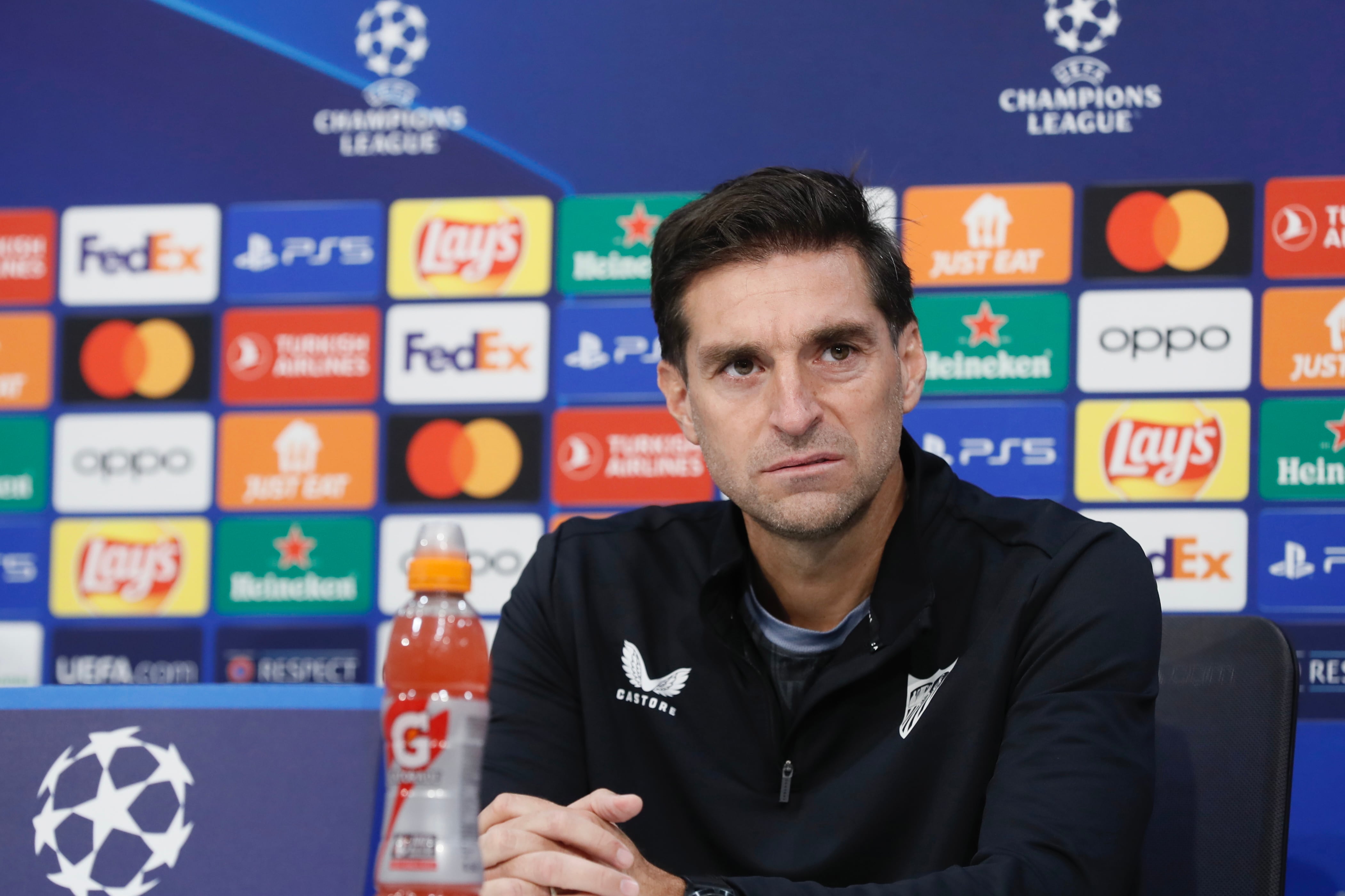 GRAFAND5893. SEVILLA, 23/10/2023.-El entrenador uruguayo Diego Alonso, en rueda de prensa previa al partido de Liga de Campeones que enfrenta al Sevilla ante el Arsenal, después de estrenarse el sábado ante el Real Madrid (1-1), debuta tres días después en la &#039;Champions&#039;, también en el Sánchez-Pizjuán de la capital hispalense. EFE/José Manuel Vidal
