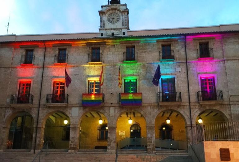 Fachada del edificio consistorial de Dénia con las luces multicolores.