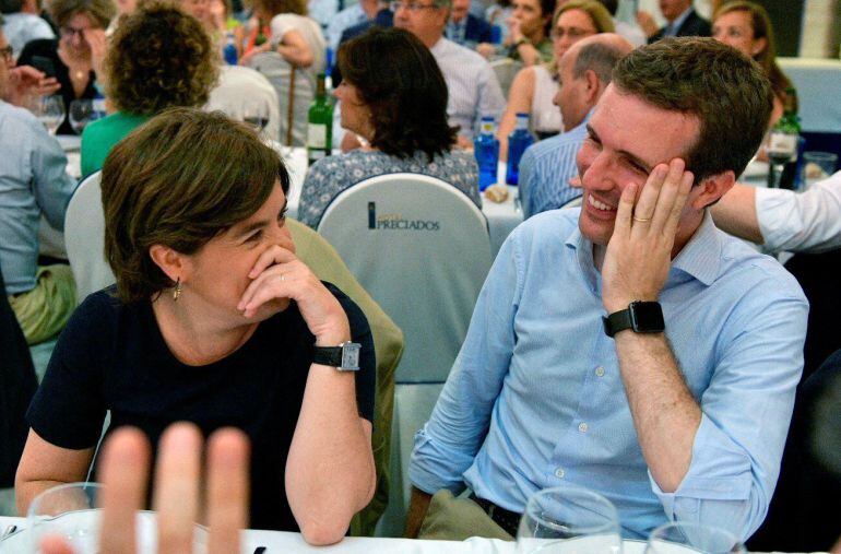 FOTOGALERÍA | Los candidatos a la presidencia del PP, Soraya Sáenz de Santamaría y Pablo Casado, durante la cena del Grupo Popular celebrada en Madrid.