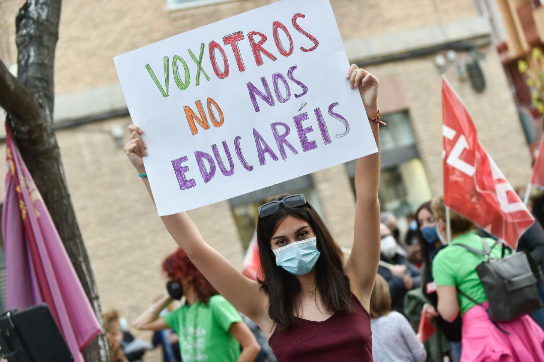 Una joven sostiene una pancarta donde se lee &quot;Voxotros no nos educaréis&quot;, durante una concentración de la ‘Marea Verde’ frente a la Consejería de Educación de la Región de Murcia (España), a 25 de marzo de 2021. Con esta concentración, la ‘Marea Verde’ pr