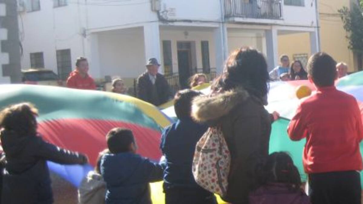 Los mayores de Campillo enseñan a niños a guisar aceitunas