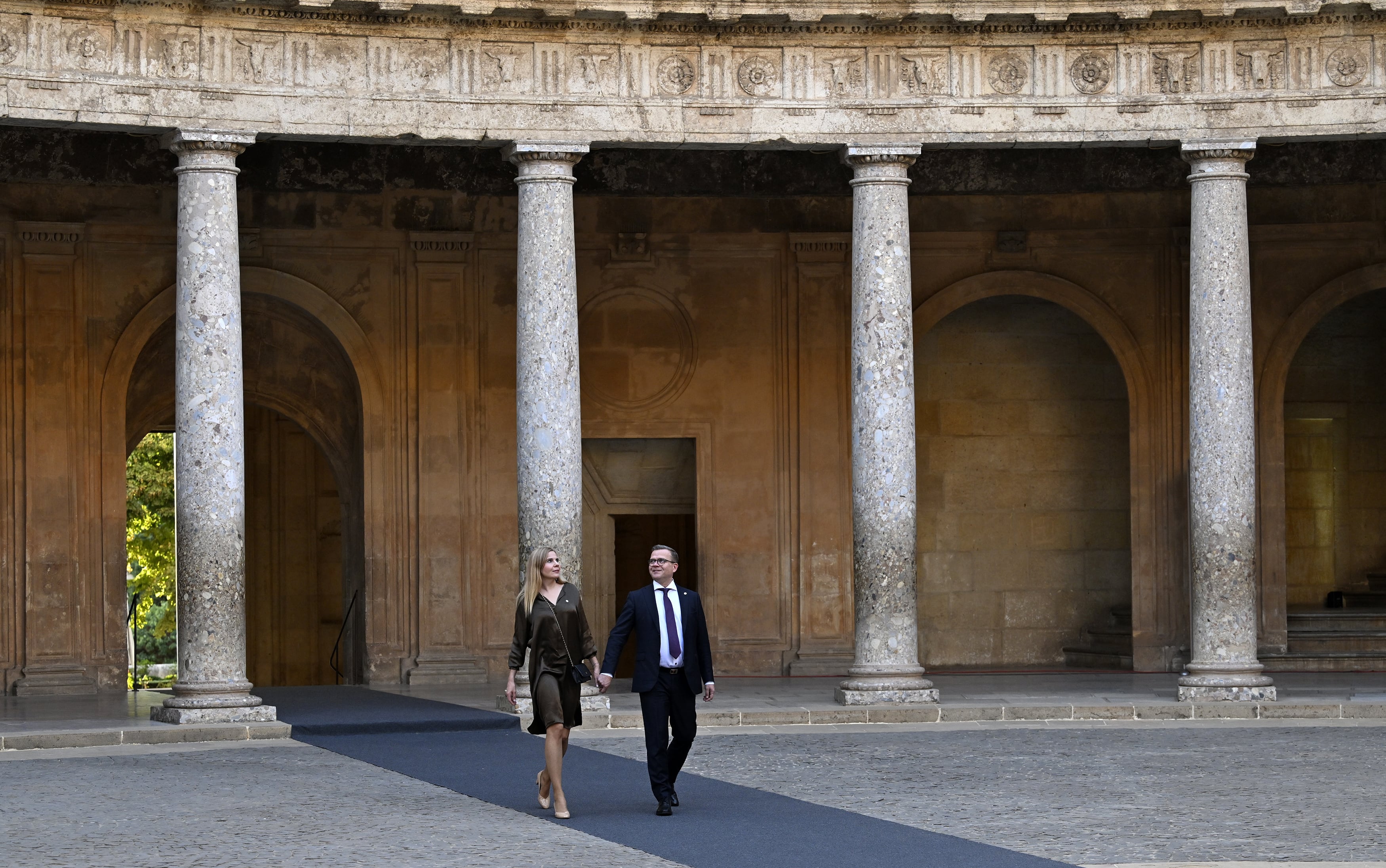 El primer ministro finlandés Petteri Orpo y su mujer Niina Kanniainen-Orp, en el Palacio de Carlos V en La Alhambra. (Photo by Burak Akbulut/Anadolu Agency via Getty Images)
