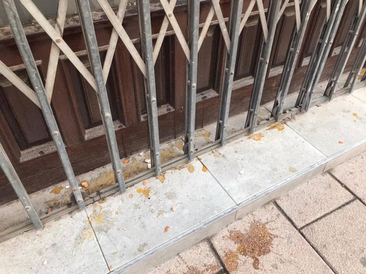 Atacan con huevos la sede del PP en Alcázar