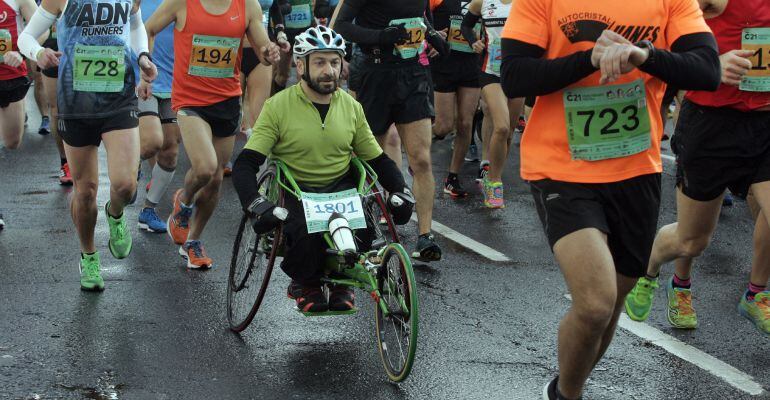 El atelta en silla de ruedas Alvaro Illobre, en la salida de la octava edición de la media maratón Coruña21, que ha discurrido hoy por las calles de la ciudad gallega, en la que han participado 1.747 atletas.