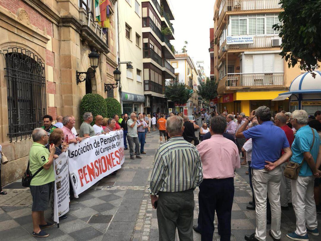 Un momento de la concentración convocada por la Asociación de Pensionistas y Jubilados del Campo de Gibraltar.