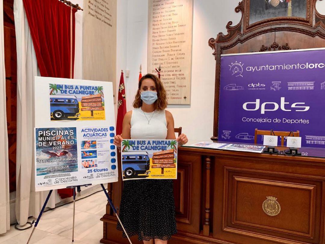 La Concejalía de Deportes pone en marcha ‘En Bus a Puntas de Calnegre’ y un programa de actividades acuáticas en la piscina municipal de Zarcilla de Ramos. En la foto: Irene Jódar, concejala de deportes de Lorca.