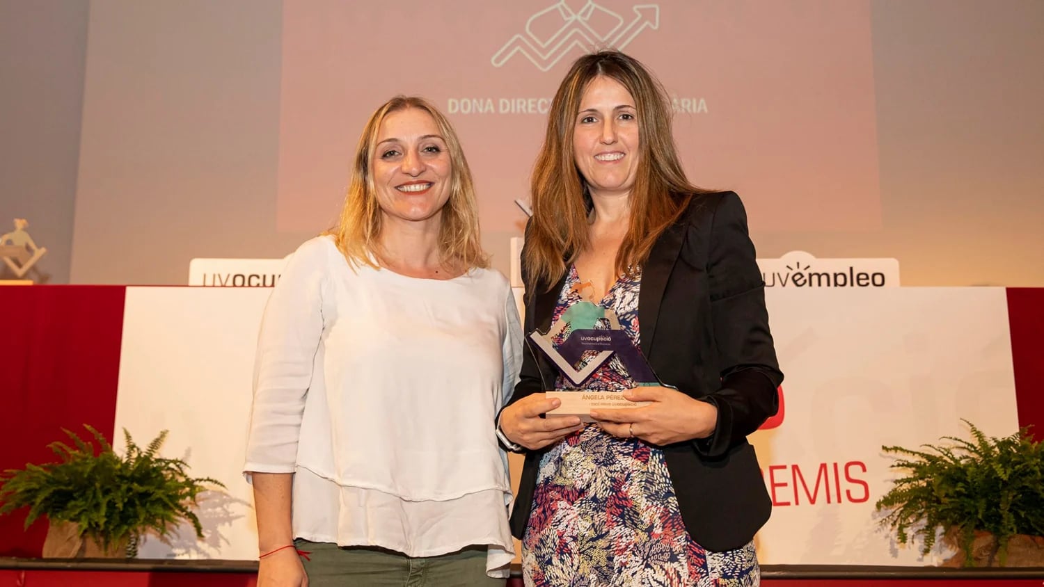 Ángela Pérez recibiendo el l Premio Mujer Directiva o Empresaria que otorga la Universitat de València en 2019