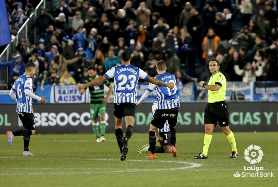 El Alavés celebra el gol de Sylla, ex jugador del Racing