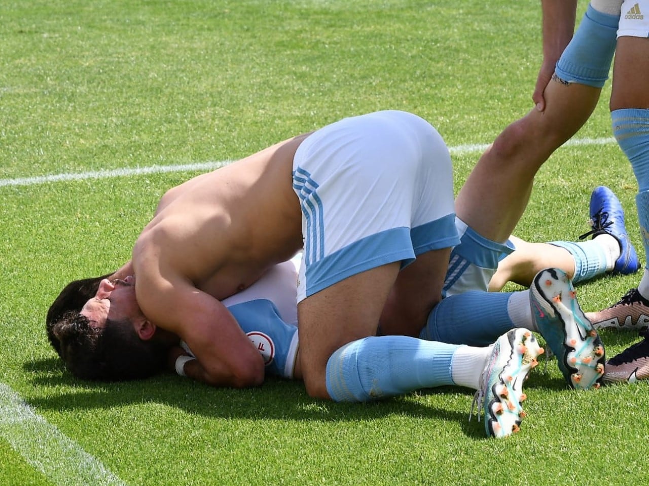 Jaime Santos, sin camiseta, abraza a Pablo Antas luego de marcar el gol del triunfo