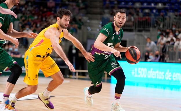 Fernández (d), en una acción de partido con el aurinegro Bruno Fitipaldo.