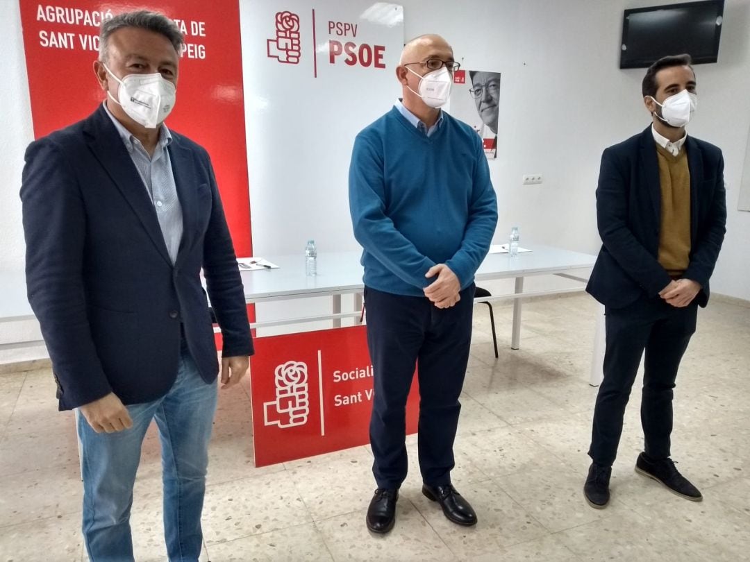 El secretario general del partido en la provincia, Jose Chulvi (i), el alcalde de San Vicente del Raspeig, Jesús Villar (c) y el secretario de Organización del PSPV-PSOE, José Muñoz, (d) en la presentación del Plan Resistir.