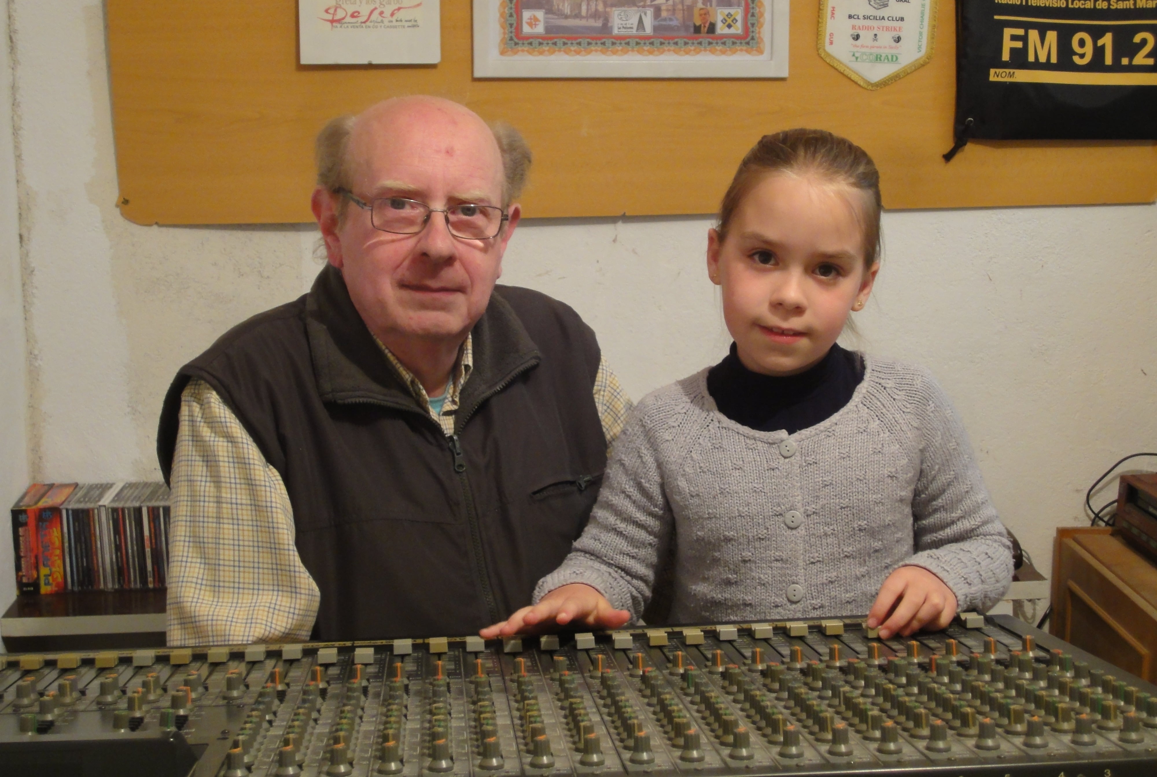 Luis Segarra, director de Radio Serranía, y la joven locutora Lucía Crespo.