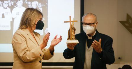 Pilar Miranda, presidenta del Puerto de Huelva entrega el Premio Cruz de Guía a D. Diego Capado, cura párroco de la Iglesia de la Concepción de Huelva