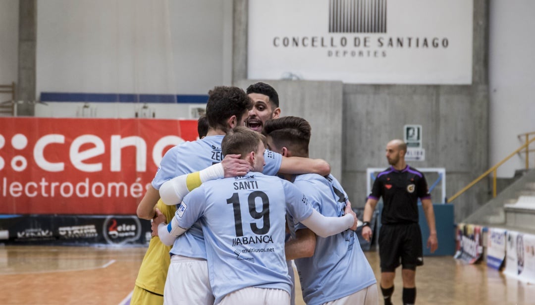 Los jugadores del Santiago Futsal celebran un gol en Santa Isabel