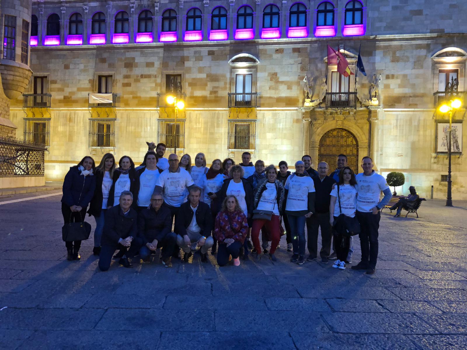 ACCU León posa al lado de Casa Botines el pasado 19 de mayo de 2019